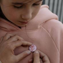Pin's personnalisé et porte clé personnalisé - Ecriture et tampon
